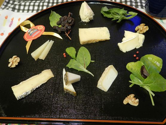 チーズプラトー（盛り合わせ）は昆虫採集気分も味わえるよ