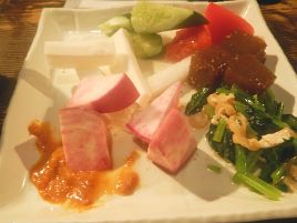 渋谷で朝摘み有機野菜のせ放題＆若鶏の炭火焼きランチ