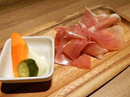 チーズと豚串と樽生ワインの渋谷橋キッチンで新年会したよ