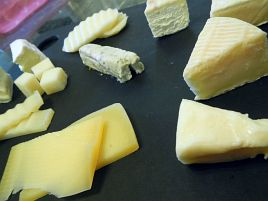 探せば見つかる個性派の国産チーズで盛り合わせを作った