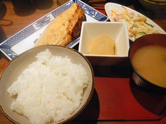 恵比寿・花まんまじゃがにて味噌ホッケ＆卵かけご飯ランチ