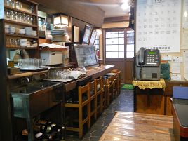 昭和が香る人気居酒屋でさんま開き塩焼き＆玉子かけご飯