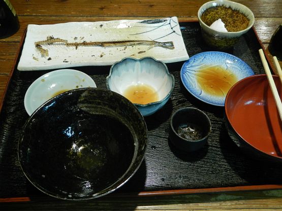昭和が香る人気居酒屋でさんま開き塩焼き＆玉子かけご飯