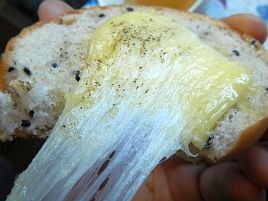 ミニストップの低糖質（1個13.4g)黒ごまくるみパンが美味い!!